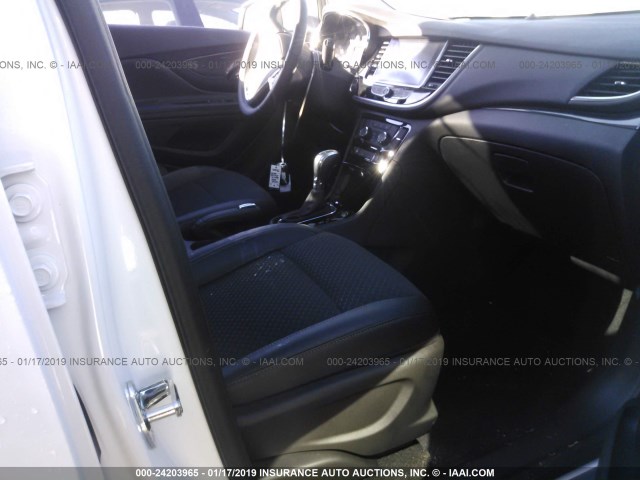 KL4CJASB3KB712633 - 2019 BUICK ENCORE PREFERRED WHITE photo 5