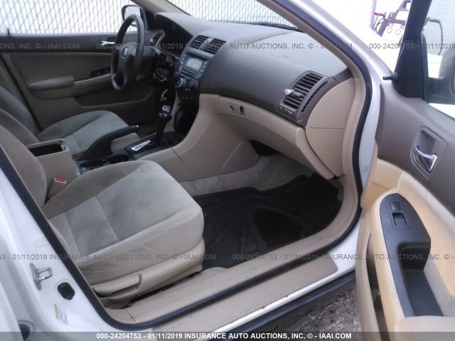 1HGCM56145A185221 - 2005 HONDA ACCORD DX WHITE photo 5