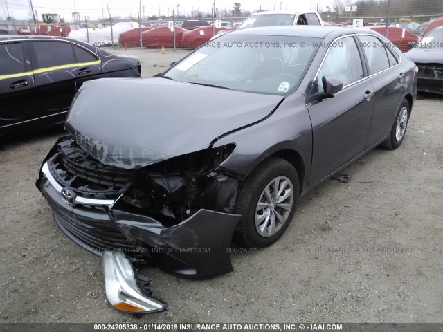 4T4BF1FKXGR541308 - 2016 TOYOTA CAMRY LE/XLE/SE/XSE GRAY photo 2