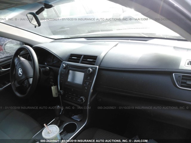 4T4BF1FK9FR510310 - 2015 TOYOTA CAMRY LE/XLE/SE/XSE SILVER photo 5