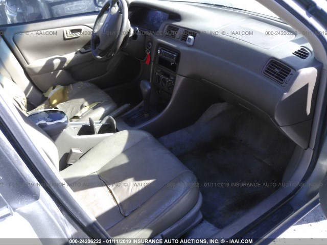 JT2BG28K4W0244855 - 1998 TOYOTA CAMRY LE/XLE GRAY photo 5