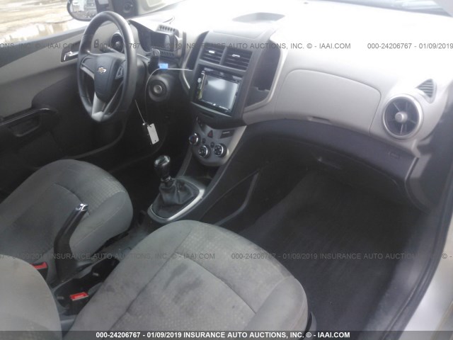 1G1JB6SH2E4193331 - 2014 CHEVROLET SONIC LS 银色 照片 5