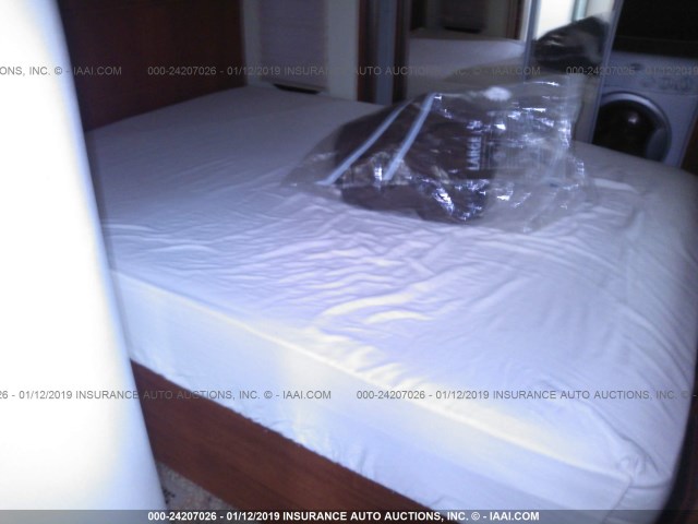 5SFRG3727BE227040 - 2011 HEARTLAND ELKR34QSRL  თეთრი ფოტო 5