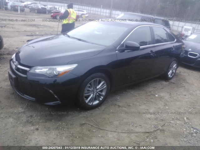 4T1BF1FK4HU726272 - 2017 TOYOTA CAMRY LE/XLE/SE/XSE შავი ფოტო 2