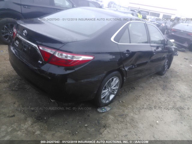 4T1BF1FK4HU726272 - 2017 TOYOTA CAMRY LE/XLE/SE/XSE შავი ფოტო 4