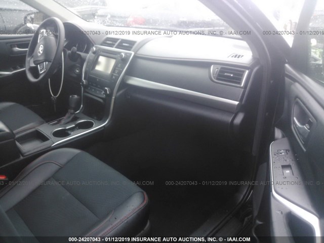 4T1BF1FK4HU726272 - 2017 TOYOTA CAMRY LE/XLE/SE/XSE შავი ფოტო 5