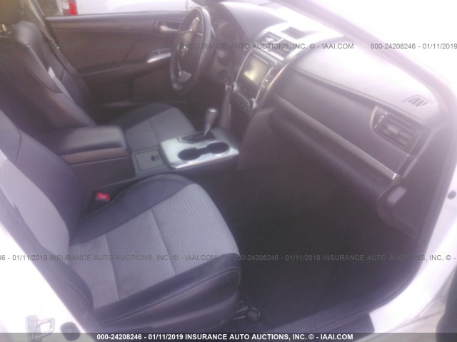 4T1BF1FK4EU735694 - 2014 TOYOTA CAMRY L/SE/LE/XLE WHITE photo 5