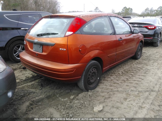 3FAFP31N45R159697 - 2005 FORD FOCUS ZX3 ORANGE photo 4