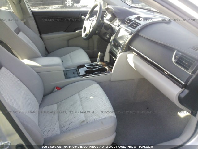 4T4BF1FK8ER387145 - 2014 TOYOTA CAMRY L/SE/LE/XLE 银色 照片 5