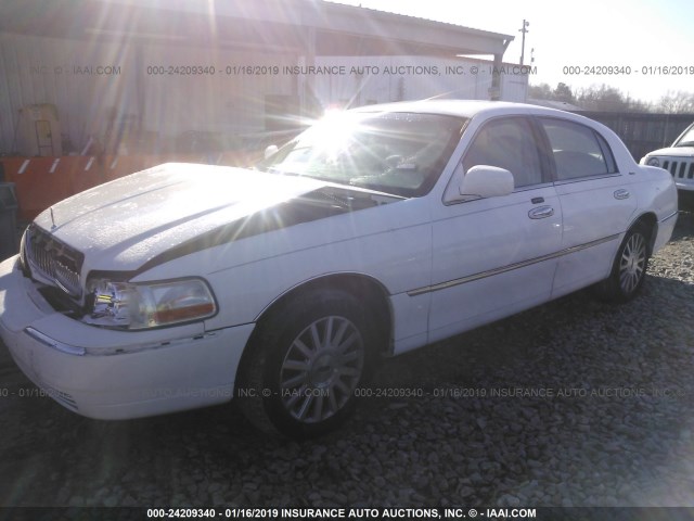 1LNHM81W84Y660458 - 2004 LINCOLN TOWN CAR EXECUTIVE/SIGNATURE WHITE photo 2