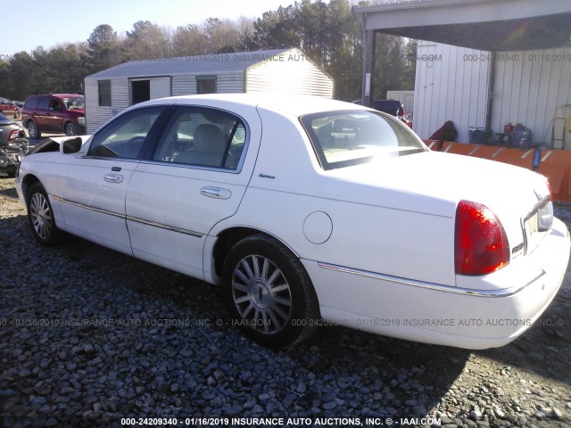 1LNHM81W84Y660458 - 2004 LINCOLN TOWN CAR EXECUTIVE/SIGNATURE WHITE photo 3