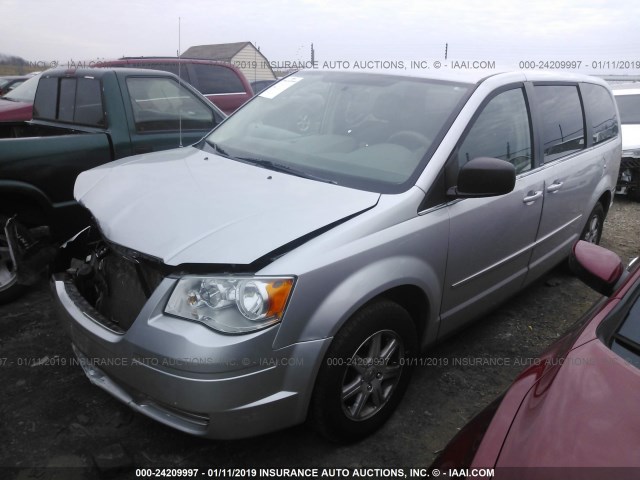 2A4RR2D10AR392457 - 2010 CHRYSLER TOWN & COUNTRY LX SILVER photo 2