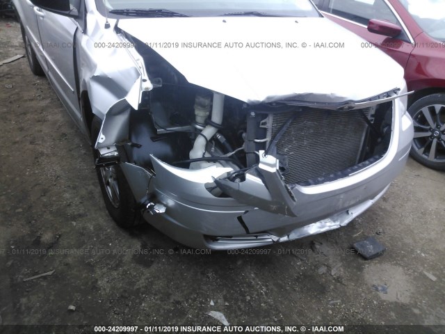 2A4RR2D10AR392457 - 2010 CHRYSLER TOWN & COUNTRY LX SILVER photo 6