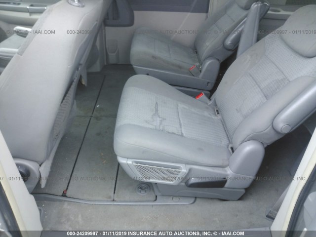 2A4RR2D10AR392457 - 2010 CHRYSLER TOWN & COUNTRY LX SILVER photo 8