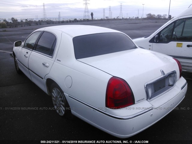 1LNHM81W94Y637111 - 2004 LINCOLN TOWN CAR EXECUTIVE/SIGNATURE WHITE photo 3