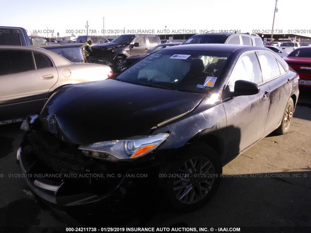 4T1BF1FK7GU235452 - 2016 TOYOTA CAMRY LE/XLE/SE/XSE BLACK photo 2