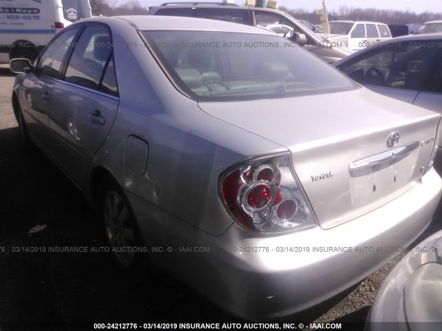 4T1BF30K82U520206 - 2002 TOYOTA CAMRY LE/XLE/SE SILVER photo 3