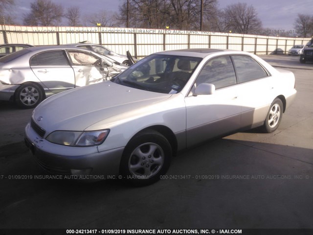 JT8BF28G6W0109431 - 1998 LEXUS ES WHITE photo 2