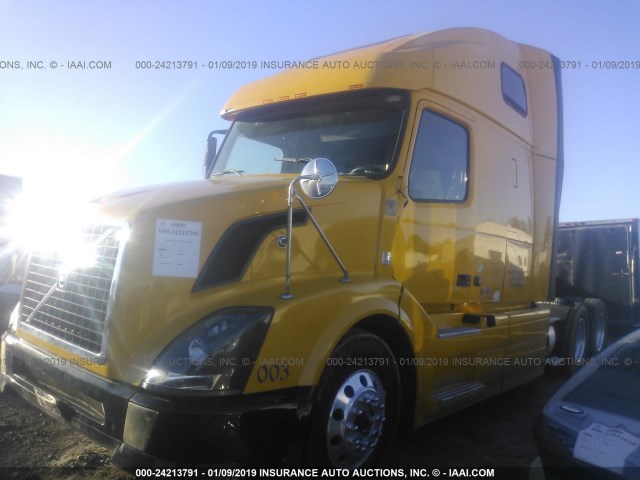 4V4NC9EJ2BN297396 - 2012 VOLVO VN YELLOW photo 2