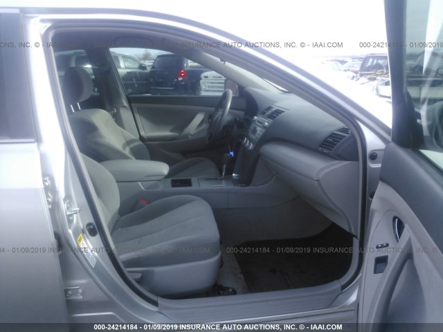 4T4BE46K28R045313 - 2008 TOYOTA CAMRY CE/LE/XLE/SE SILVER photo 5