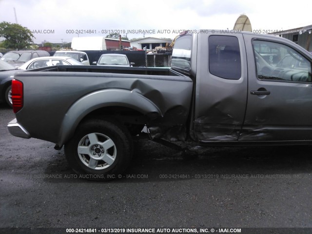 1N6AD06U08C412591 - 2008 NISSAN FRONTIER KING CAB LE/SE/OFF ROAD GRAY photo 6