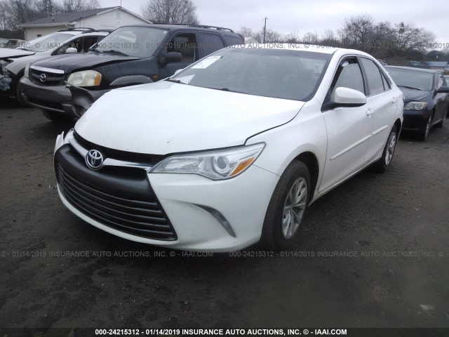 4T4BF1FK6FR486323 - 2015 TOYOTA CAMRY LE/XLE/SE/XSE 白色 照片 2
