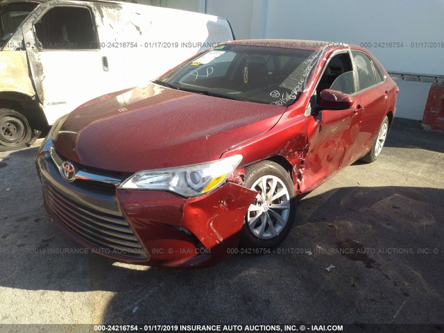 4T1BF1FK2FU884039 - 2015 TOYOTA CAMRY LE/XLE/SE/XSE BURGUNDY photo 2