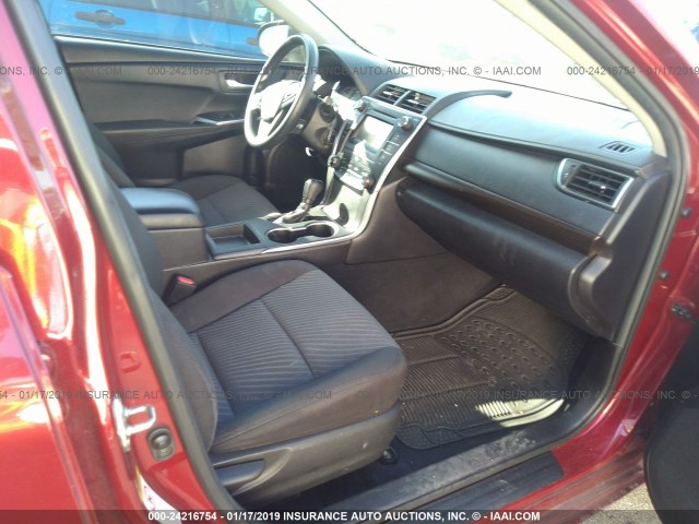 4T1BF1FK2FU884039 - 2015 TOYOTA CAMRY LE/XLE/SE/XSE BURGUNDY photo 5