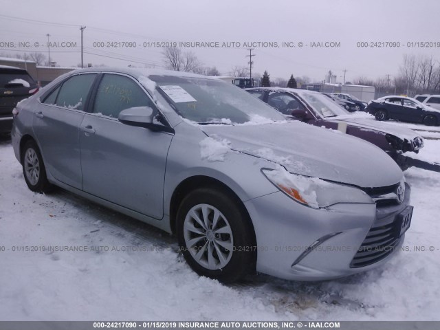 4T4BF1FK4GR575292 - 2016 TOYOTA CAMRY LE/XLE/SE/XSE 银色 照片 1