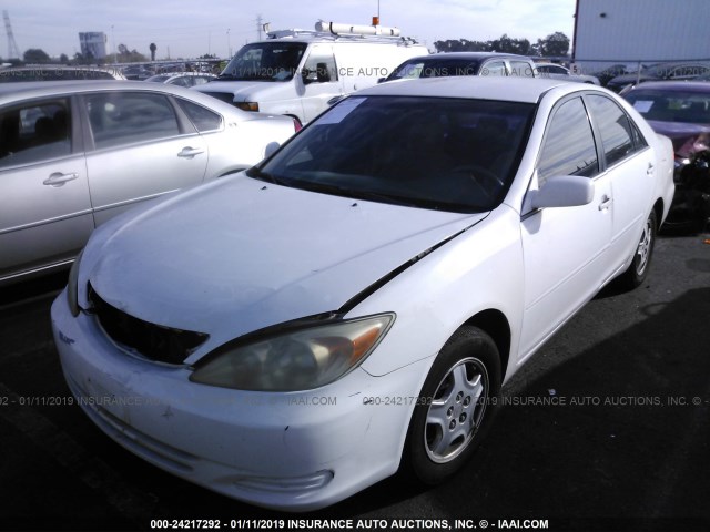 4T1BF32K82U015487 - 2002 TOYOTA CAMRY LE/XLE/SE WHITE photo 2