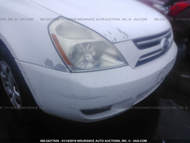 KNDMB233966088887 - 2006 KIA SEDONA EX/LX WHITE photo 6