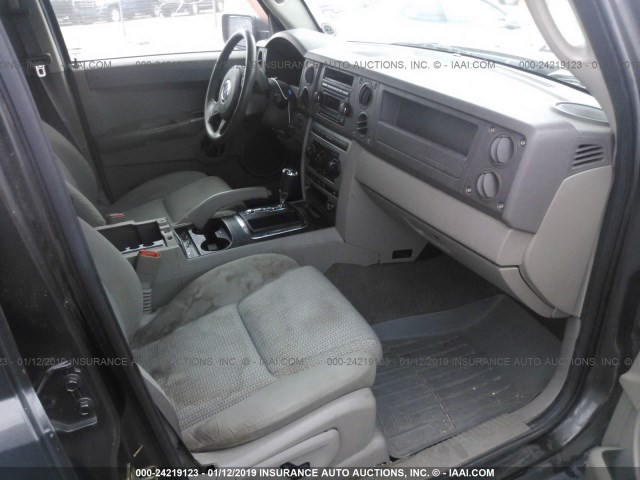 1J8HH48N86C156855 - 2006 JEEP COMMANDER GRAY photo 5