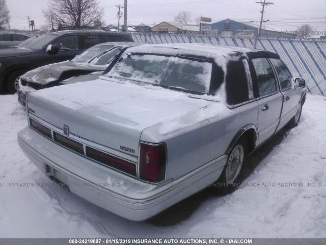 1LNLM82W2TY698517 - 1996 LINCOLN TOWN CAR SGN/DMND ANV/CYPRESS/JN SILVER photo 4