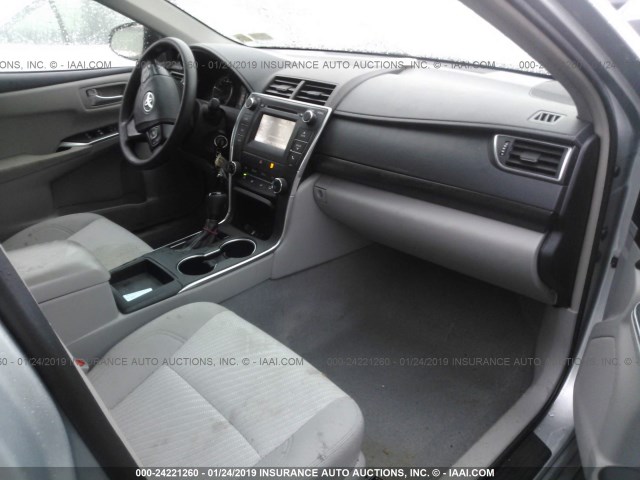 4T1BF1FK3HU802984 - 2017 TOYOTA CAMRY LE/XLE/SE/XSE 灰色 照片 5