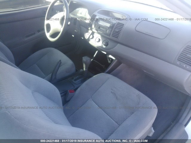 4T1BE32K94U287956 - 2004 TOYOTA CAMRY LE/XLE/SE WHITE photo 5