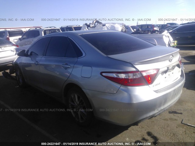 4T1BF1FK4GU540472 - 2016 TOYOTA CAMRY LE/XLE/SE/XSE SILVER photo 3