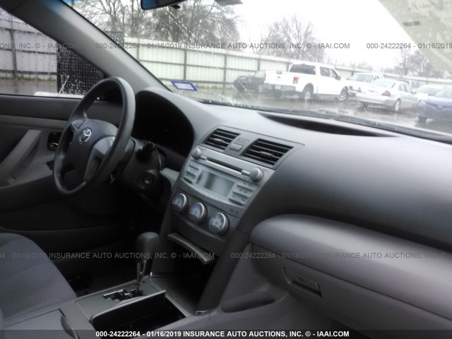 4T1BF3EK8BU665464 - 2011 TOYOTA CAMRY SE/LE/XLE 灰色 照片 5