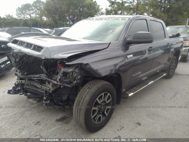 5TFEW5F19HX220239 - 2017 TOYOTA TUNDRA CREWMAX SR5 GRAY photo 2