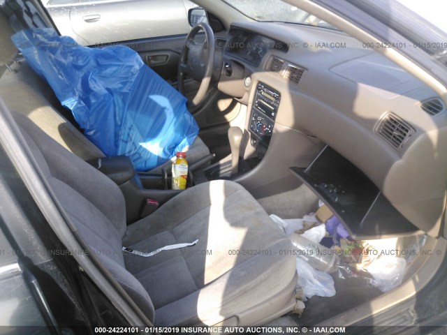 JT2BG28K7W0164210 - 1998 TOYOTA CAMRY LE/XLE BLACK photo 5