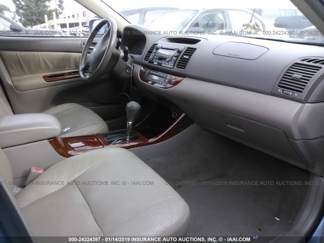 JTDBE30K830160175 - 2003 TOYOTA CAMRY LE/XLE Blau Foto 5