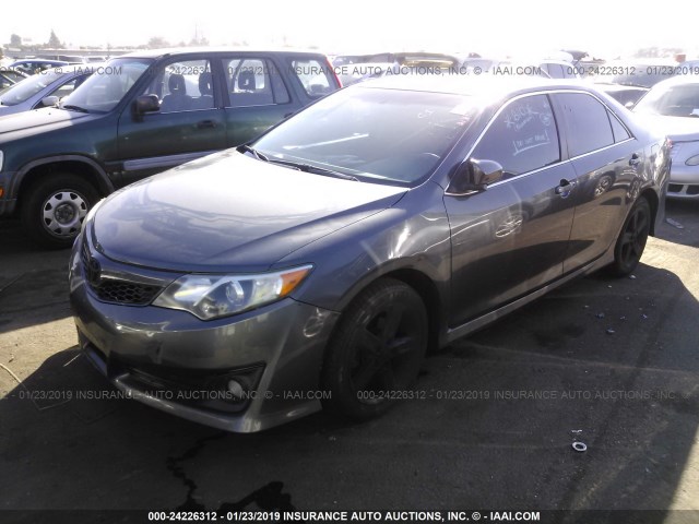 4T1BF1FK1CU549043 - 2012 TOYOTA CAMRY SE/LE/XLE GRAY photo 2