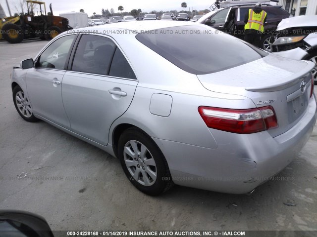 4T1BK46K68U063963 - 2008 TOYOTA CAMRY LE/XLE/SE SILVER photo 3