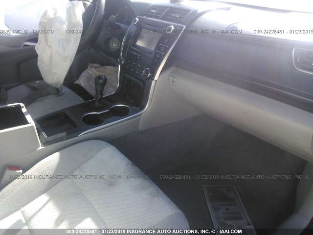 4T1BF1FK9GU614582 - 2016 TOYOTA CAMRY LE/XLE/SE/XSE წითელი ფოტო 5