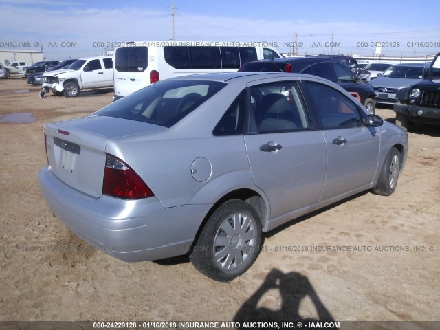 1FAFP34N77W267050 - 2007 FORD FOCUS ZX4/S/SE/SES SILVER photo 4