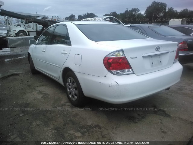 4T1BE32K95U615569 - 2005 TOYOTA CAMRY LE/XLE/SE WHITE photo 3