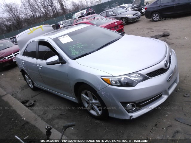 4T1BF1FK2EU347900 - 2014 TOYOTA CAMRY L/SE/LE/XLE 银色 照片 1