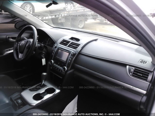 4T1BF1FK2EU347900 - 2014 TOYOTA CAMRY L/SE/LE/XLE 银色 照片 5