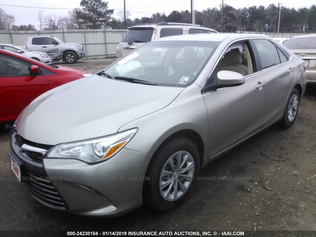 4T1BF1FK3HU294516 - 2017 TOYOTA CAMRY LE/XLE/SE/XSE TAN photo 2