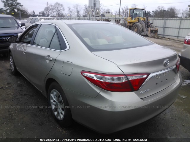 4T1BF1FK3HU294516 - 2017 TOYOTA CAMRY LE/XLE/SE/XSE TAN photo 3