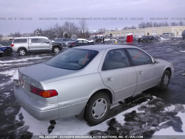 4T1BG22K7YU696595 - 2000 TOYOTA CAMRY CE/LE/XLE SILVER photo 4